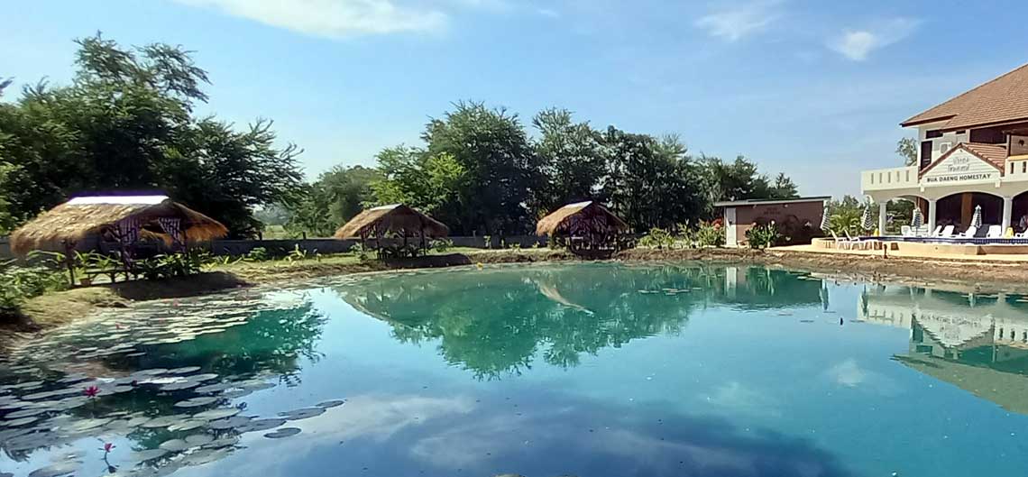 Enjoying a drink in Bua Daeng Cafe's huts around the lake