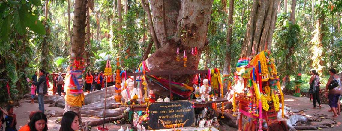 People praying at Wat Kham Chanot