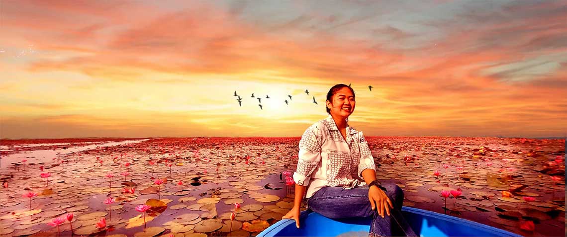 Sunrise boat tour on the red lotus lake Talay Bua Daeng