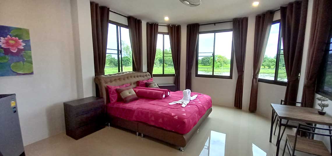 ห้องที่ 1 ทางด้านทิศตะวันตกมีวิวพระอาทิตย์ตกเหนือสระบัวของเรา