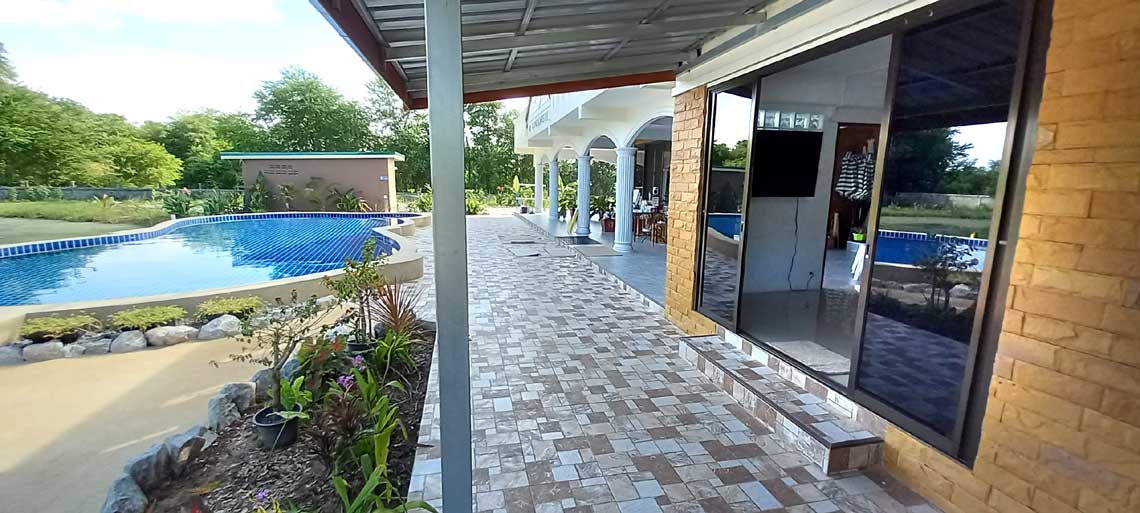 the pool view family room at Bua Daeng Homestay Resort